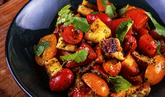 Imagem - Uma salada caprese sertaneja com queijo coalho e coentro