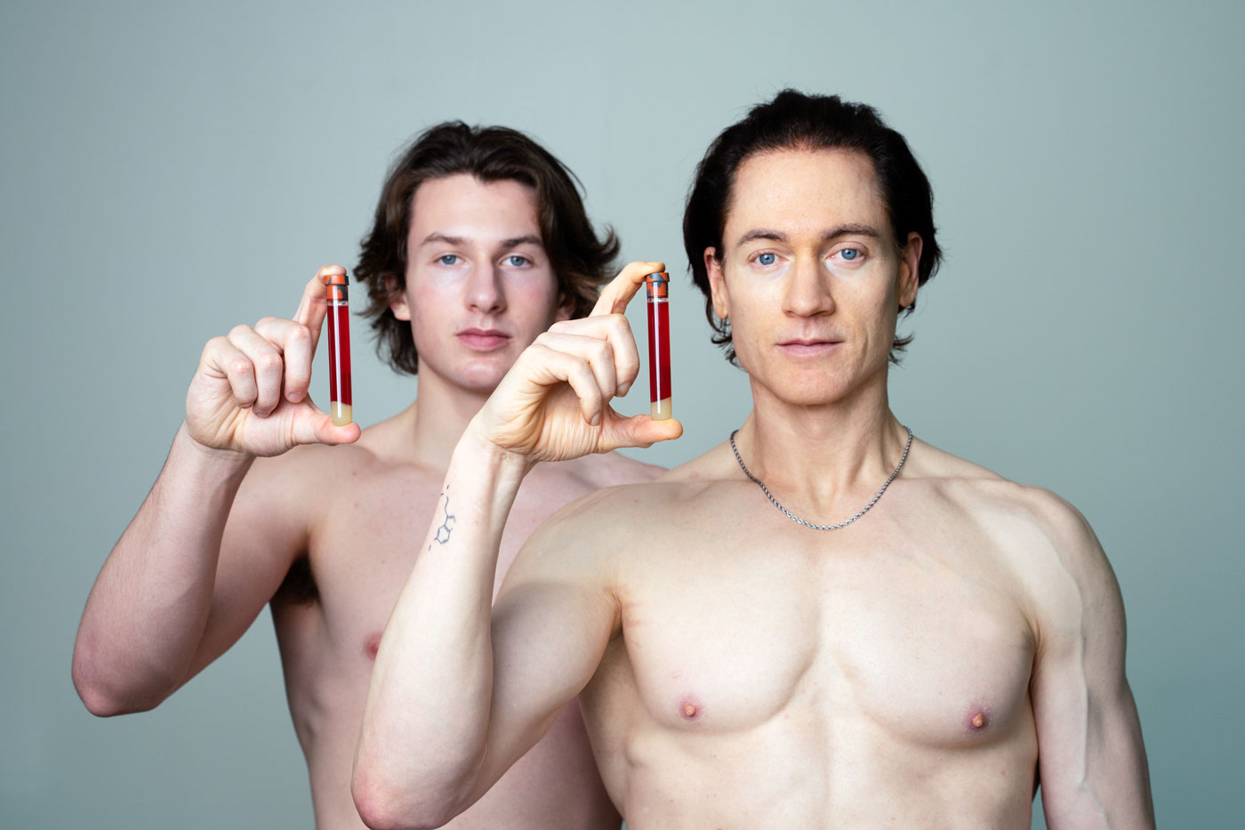 O milionário Bryan Johnson em frente ao filho; ele recebe transfusões de plasma do jovem com frequência na tentativa de rejuvenescer