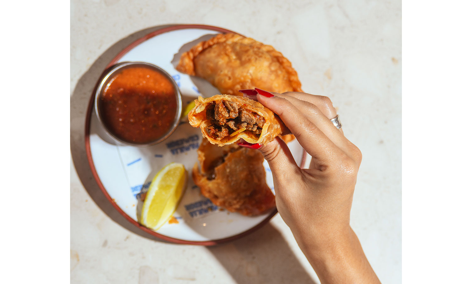 Empanada de carne, pastel de forno típico argentino, do restaurante Narda Comedor, em Buenos Aires