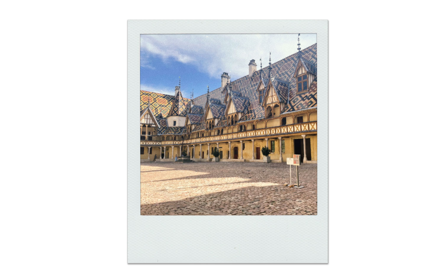Os Hospices de Beaune, hospital convertido em museu que realiza um dos principais eventos de vinho da região, um leilão onde barricas de vinho são vendidas a compradores do mundo inteiro