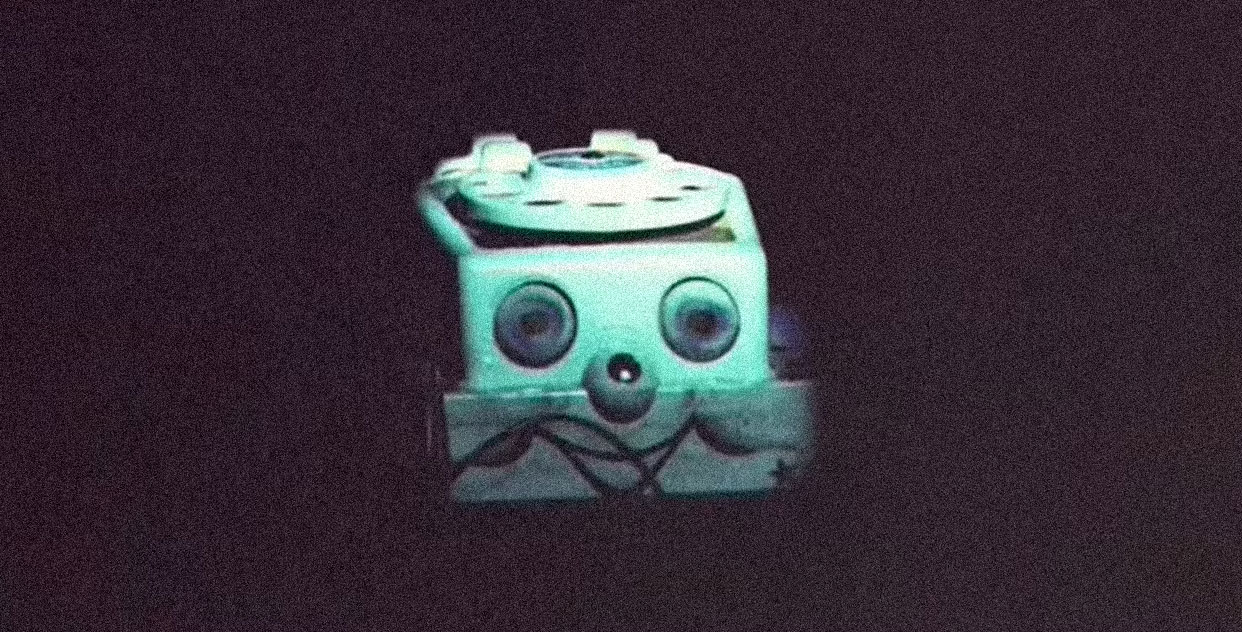 Um brinquedo infantil retrô ganha ares sombrios em 