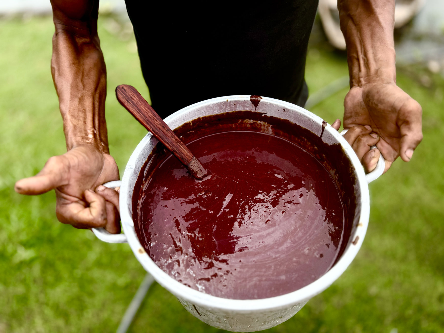 Panela de açaí colhido e preparado na comunidade de Baixo das Araras, em Fonte Boa (AM), para receber os parentes que chegavam ao território