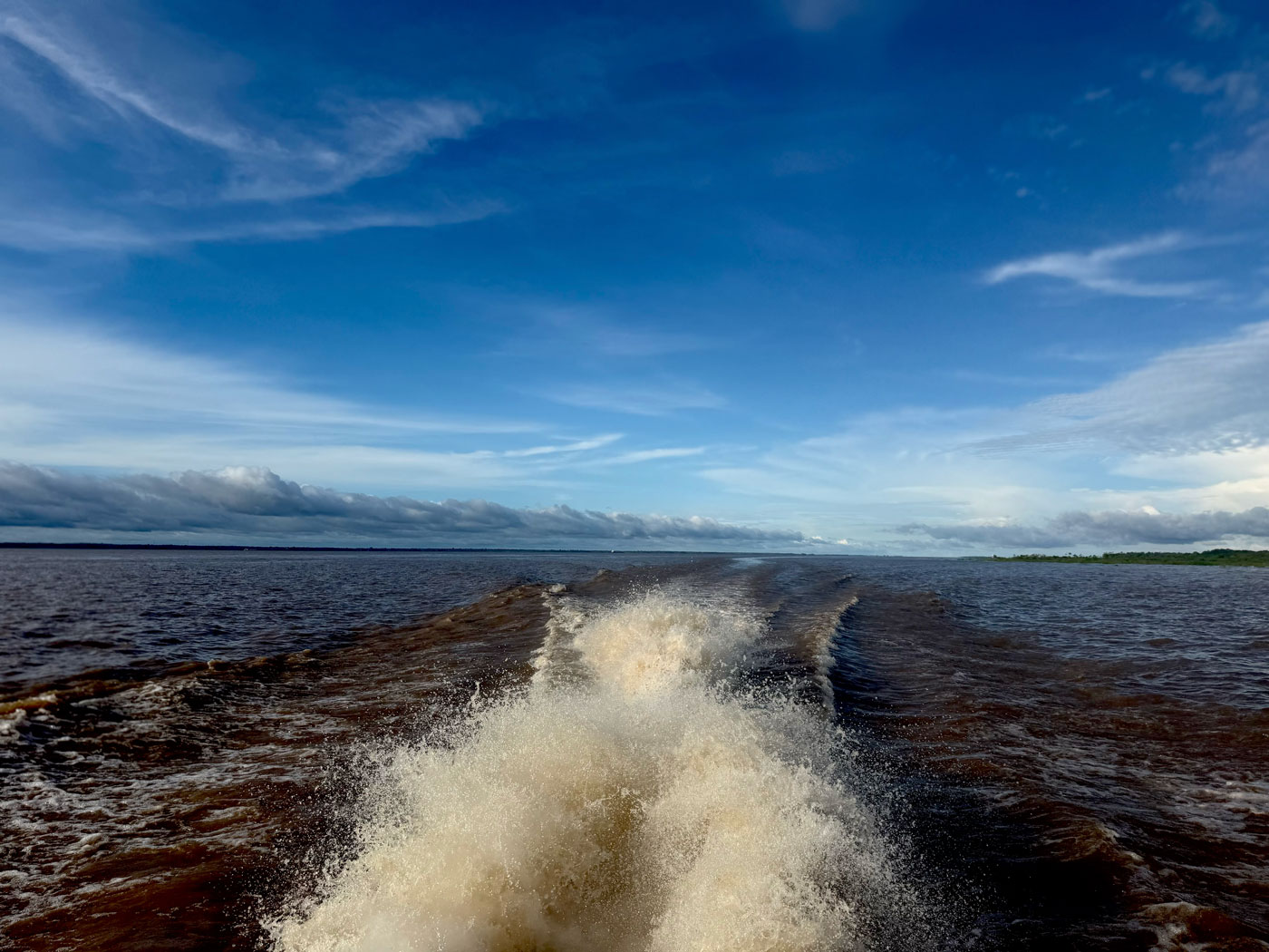 Travessia do Baixo ao Alto Amazonas. De lancha rápida, o percurso pode levar cerca de três dias. Em embarcações convencionais, a viagem pode se estender por até duas semanas, seguindo o tempo e o curso dos rios. 
