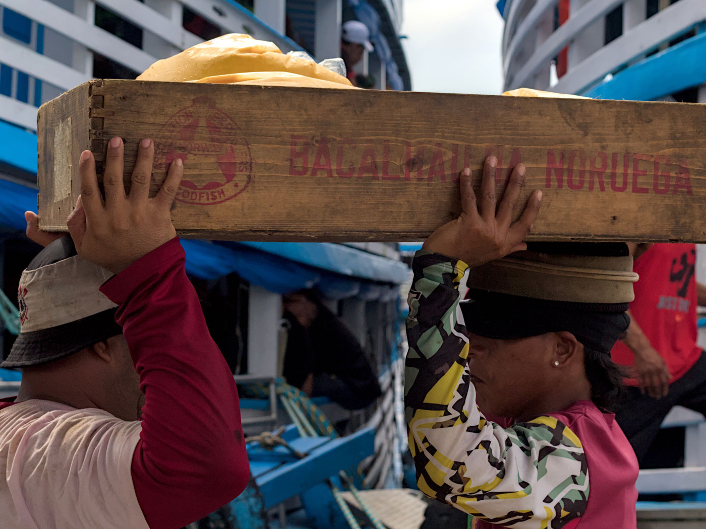 Trabalhadores no Porto de Manaus (AM), onde o fluxo de cargas e passageiros acompanha o ritmo das embarcações que conectam a capital ao interior do Amazonas