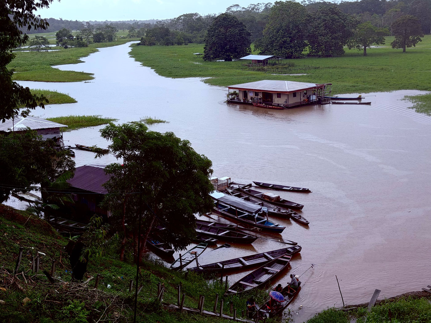 Baixo das Araras. Antes de aportar no destino, a bajara atravessou outras quatro comunidades às margens dos rios e lagos do território