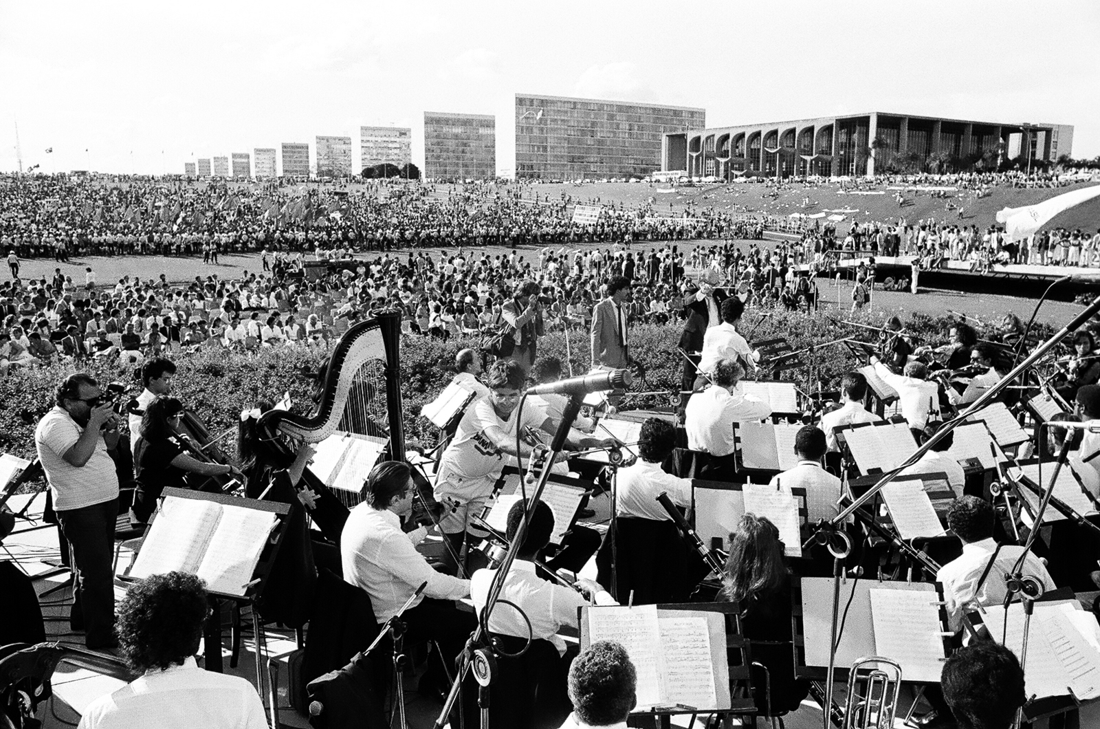 Em 1º de Fevereiro de 1987, com a Constituinte instalada, a Esplanada dos Ministérios recebe o povo